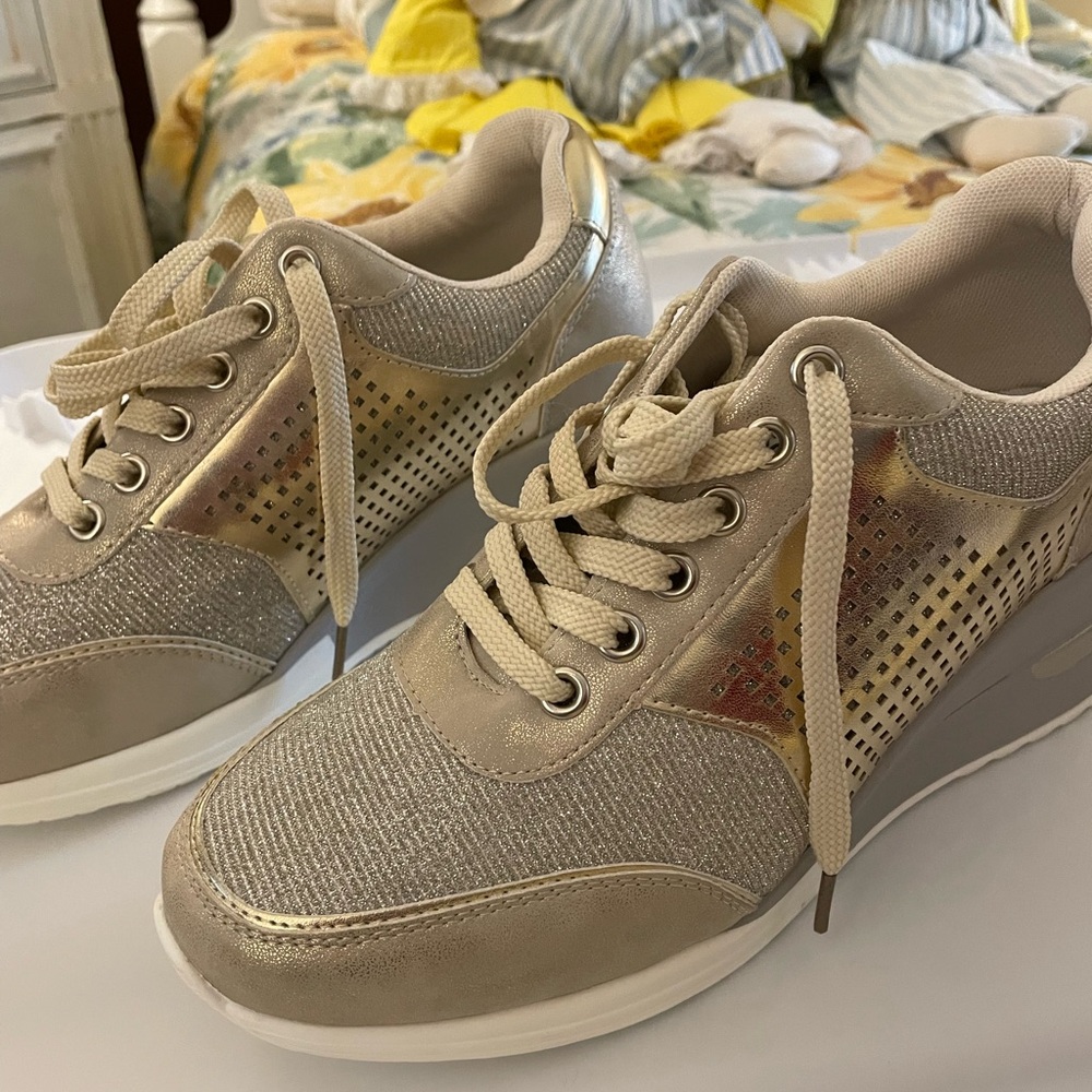 Elegant Beige and Gold Women's Sneakers